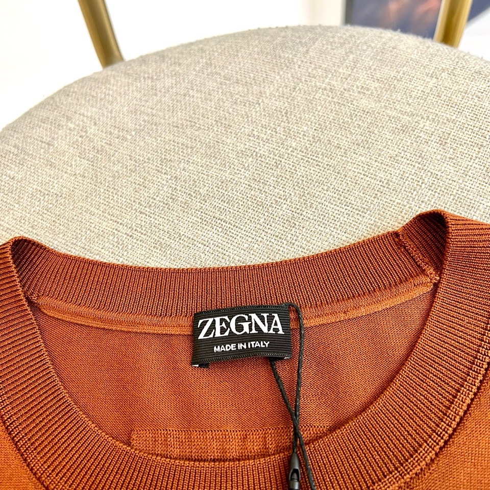 Zegna杰尼亚、2026春夏新品圆领针织短袖上衣，以极简设计诠释现代都市衣橱的精髓。经典的圆领与流畅的