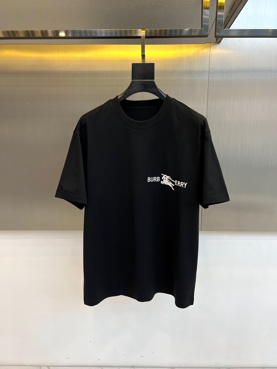 Bur巴宝莉、2026春夏新品骑士刺绣T恤，采用纯棉材质，柔软透气，夏天穿超舒服！胸前骑士图案+品牌字母