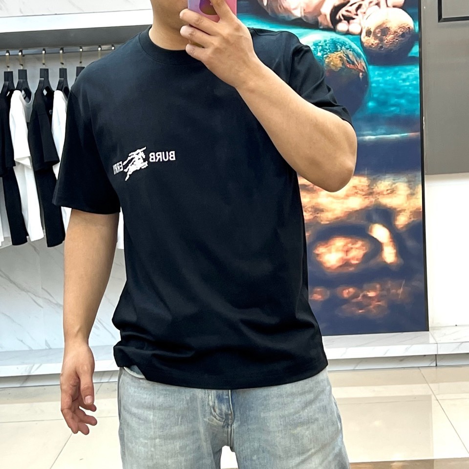 Bur巴宝莉、2026春夏新品骑士刺绣T恤，采用纯棉材质，柔软透气，夏天穿超舒服！胸前骑士图案+品牌字母