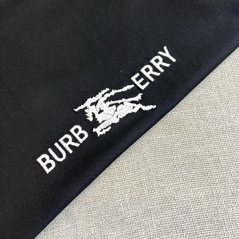 Bur巴宝莉、2026春夏新品骑士刺绣T恤，采用纯棉材质，柔软透气，夏天穿超舒服！胸前骑士图案+品牌字母
