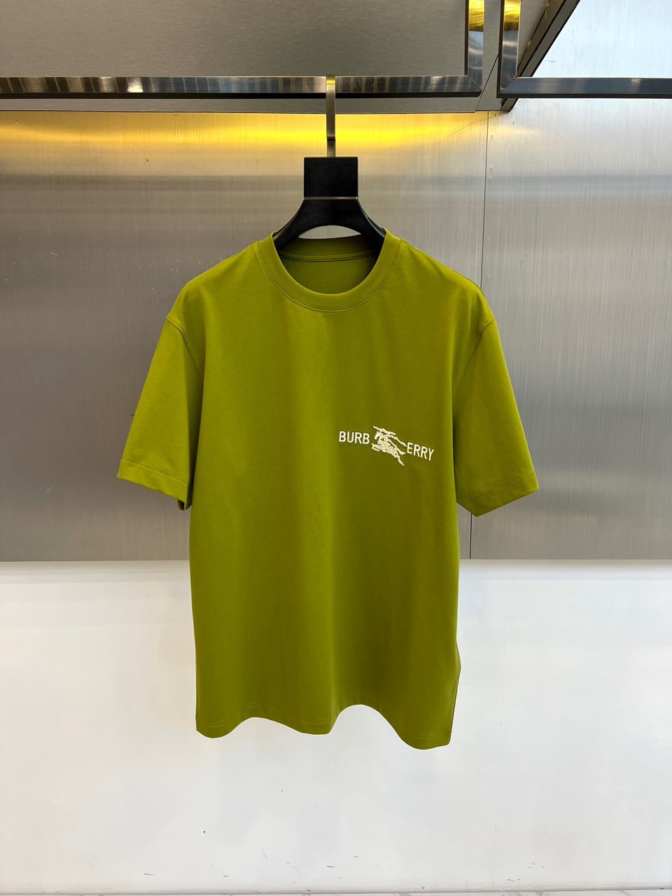 Bur巴宝莉、2026春夏新品骑士刺绣T恤，采用纯棉材质，柔软透气，夏天穿超舒服！胸前骑士图案+品牌字母