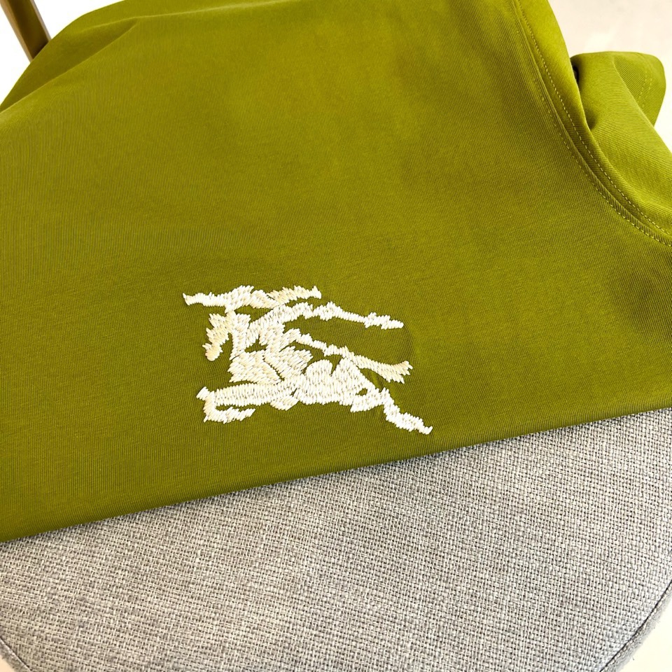 Bur巴宝莉、2026春夏新品骑士刺绣T恤，采用纯棉材质，柔软透气，夏天穿超舒服！胸前骑士图案+品牌字母