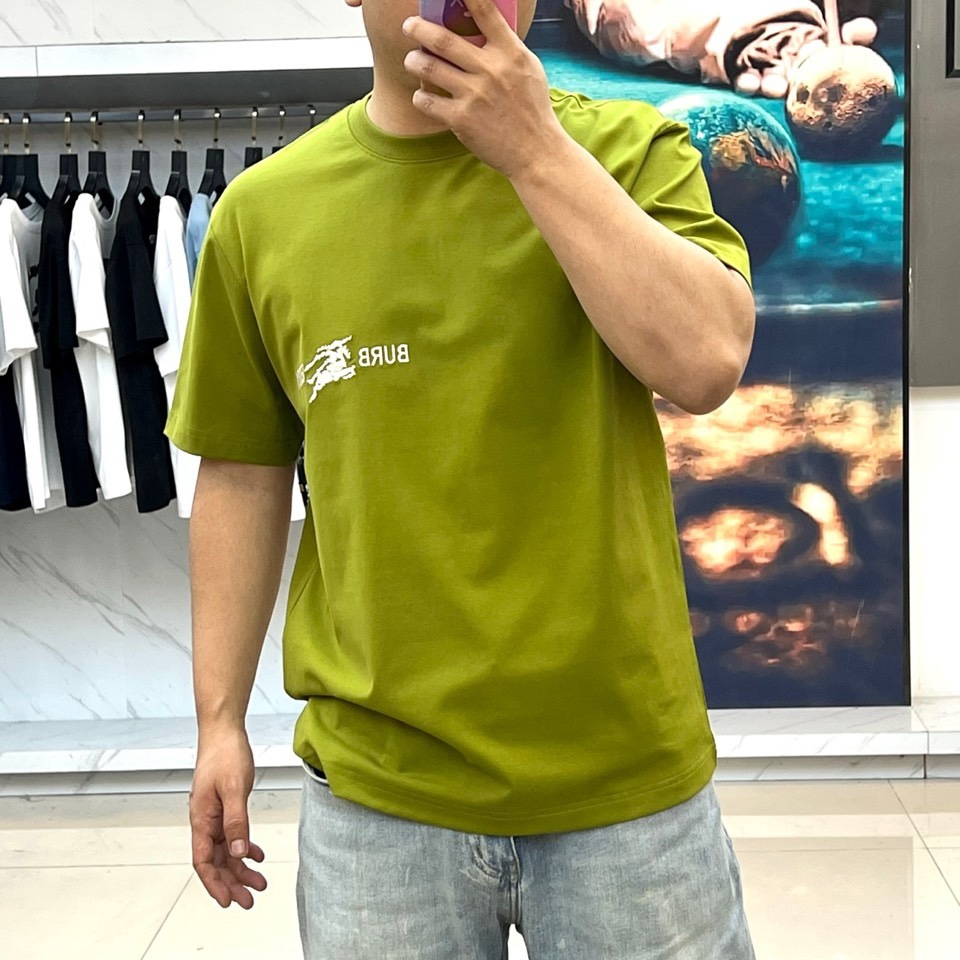 Bur巴宝莉、2026春夏新品骑士刺绣T恤，采用纯棉材质，柔软透气，夏天穿超舒服！胸前骑士图案+品牌字母