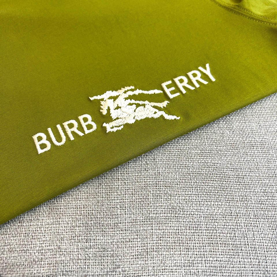 Bur巴宝莉、2026春夏新品骑士刺绣T恤，采用纯棉材质，柔软透气，夏天穿超舒服！胸前骑士图案+品牌字母