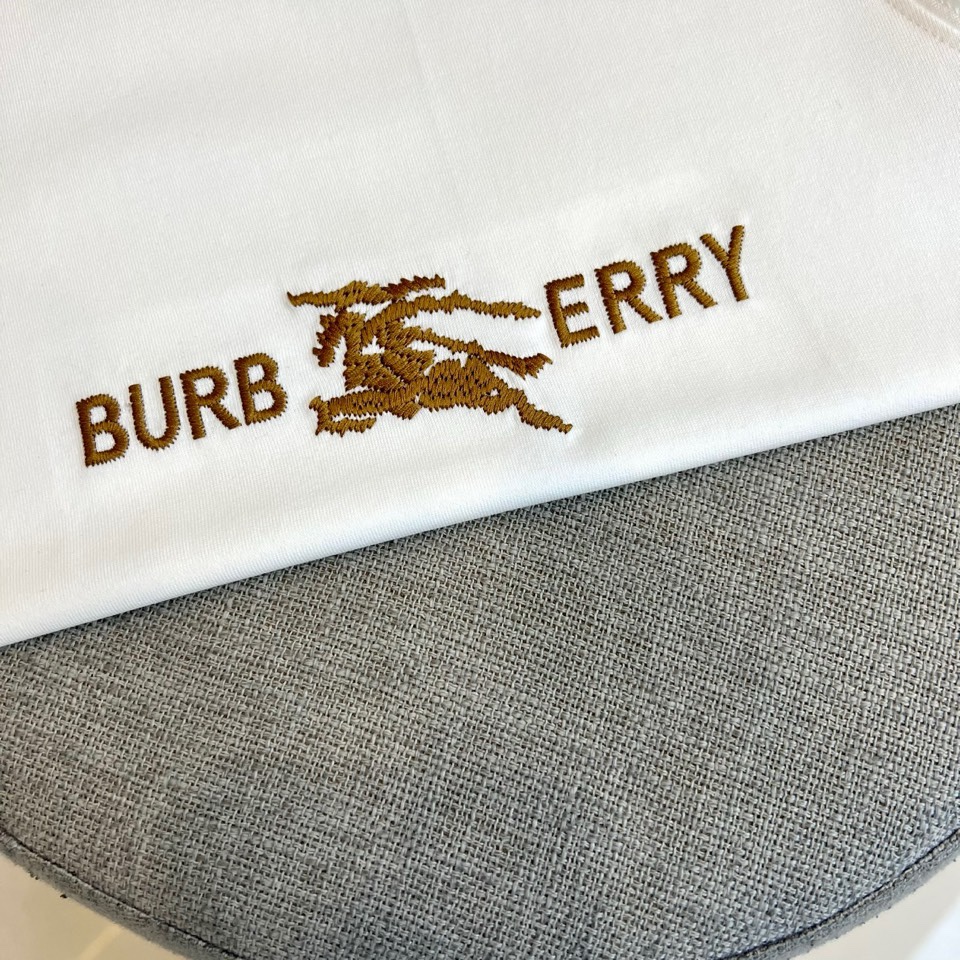 Bur巴宝莉、2026春夏新品骑士刺绣T恤，采用纯棉材质，柔软透气，夏天穿超舒服！胸前骑士图案+品牌字母