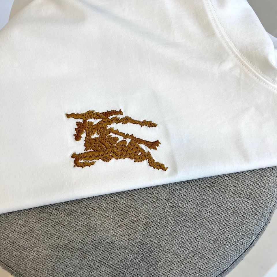 Bur巴宝莉、2026春夏新品骑士刺绣T恤，采用纯棉材质，柔软透气，夏天穿超舒服！胸前骑士图案+品牌字母