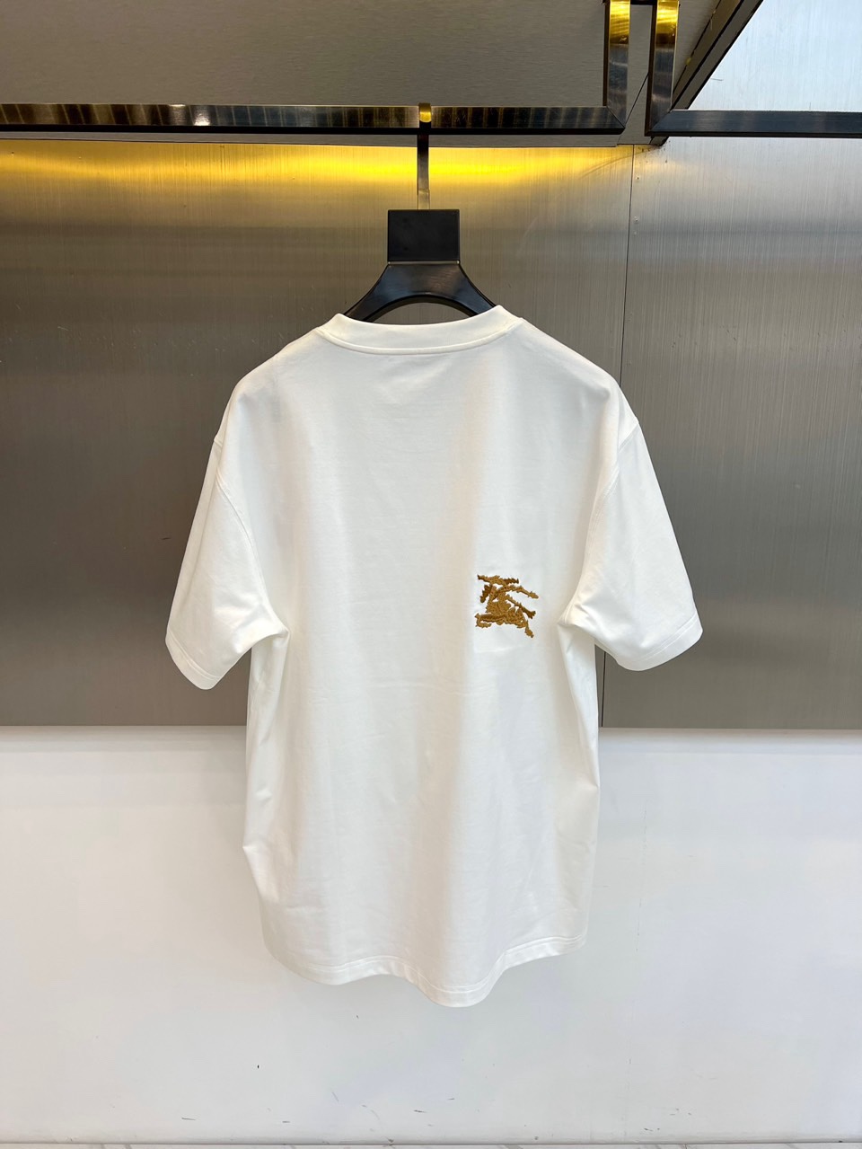 Bur巴宝莉、2026春夏新品骑士刺绣T恤，采用纯棉材质，柔软透气，夏天穿超舒服！胸前骑士图案+品牌字母