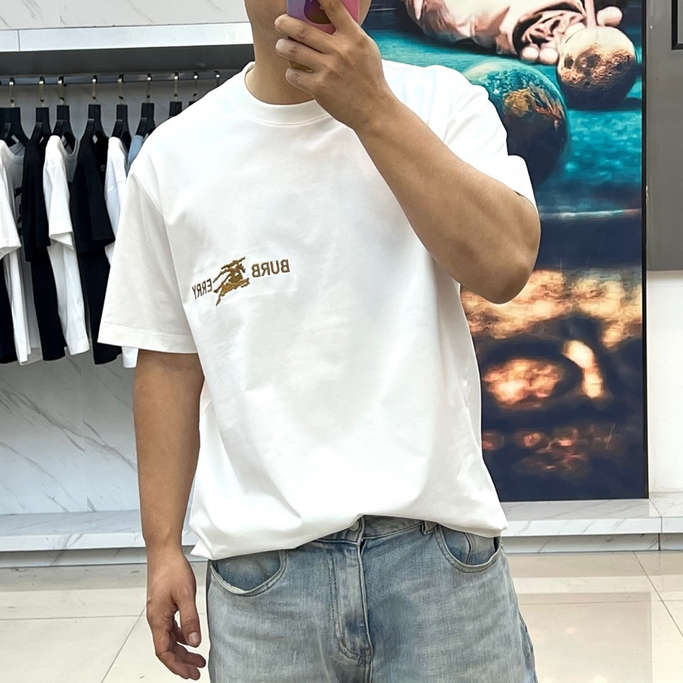 Bur巴宝莉、2026春夏新品骑士刺绣T恤，采用纯棉材质，柔软透气，夏天穿超舒服！胸前骑士图案+品牌字母