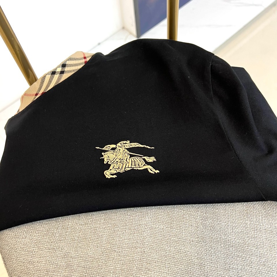 Bur巴宝莉、2026春夏男士圆领短袖T恤，将品牌标志性格纹元素精致融入日常设计。款式采用经典合身剪裁，