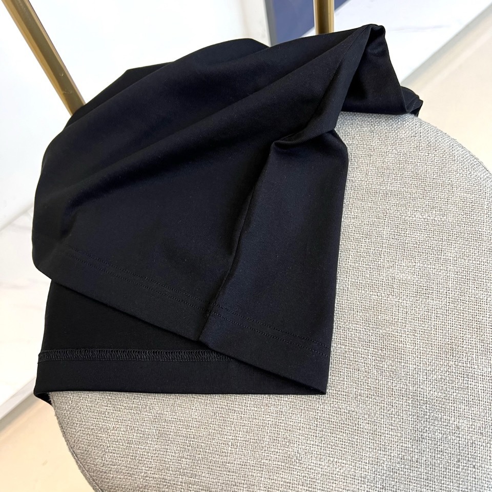 Bur巴宝莉、2026春夏男士圆领短袖T恤，将品牌标志性格纹元素精致融入日常设计。款式采用经典合身剪裁，