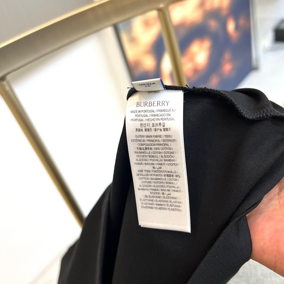 Bur巴宝莉、2026春夏男士圆领短袖T恤，将品牌标志性格纹元素精致融入日常设计。款式采用经典合身剪裁，