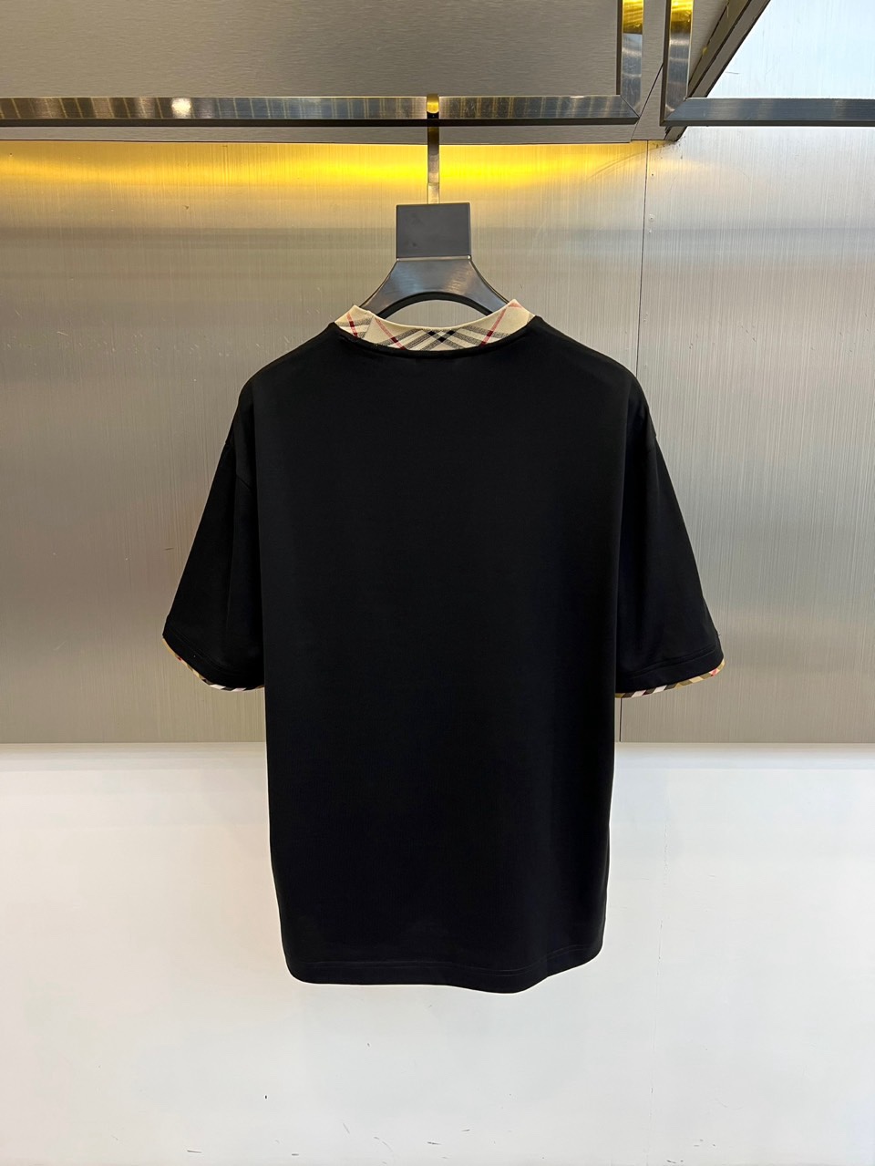 Bur巴宝莉、2026春夏男士圆领短袖T恤，将品牌标志性格纹元素精致融入日常设计。款式采用经典合身剪裁，