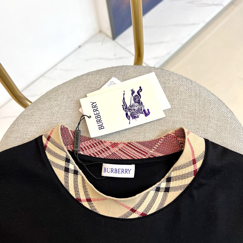 Bur巴宝莉、2026春夏男士圆领短袖T恤，将品牌标志性格纹元素精致融入日常设计。款式采用经典合身剪裁，