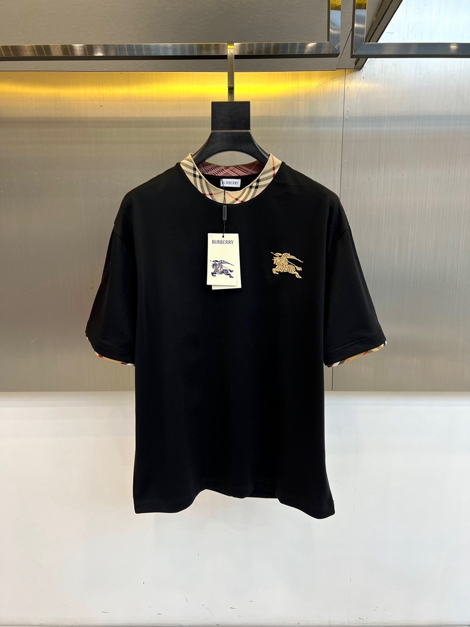 Bur巴宝莉、2026春夏男士圆领短袖T恤，将品牌标志性格纹元素精致融入日常设计。款式采用经典合身剪裁，