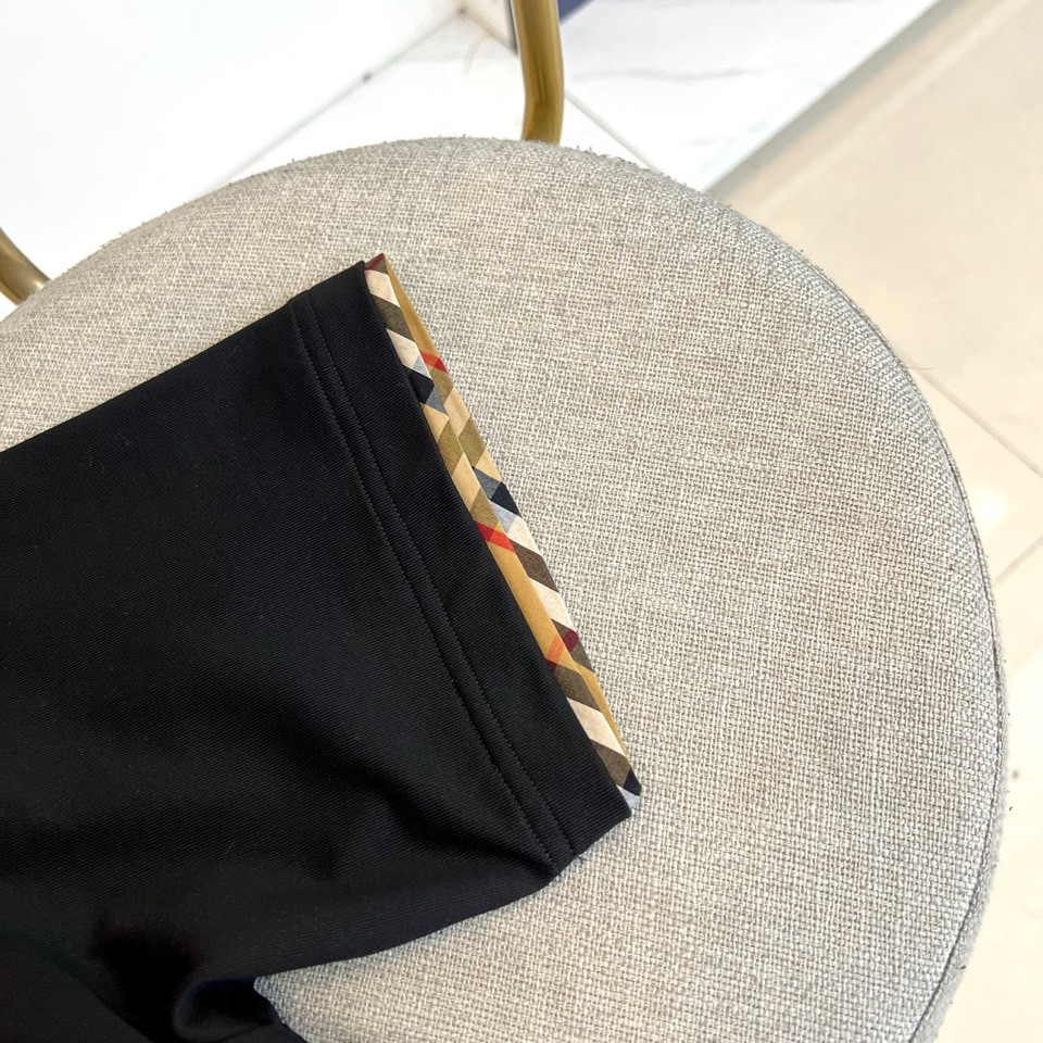 Bur巴宝莉、2026春夏男士圆领短袖T恤，将品牌标志性格纹元素精致融入日常设计。款式采用经典合身剪裁，