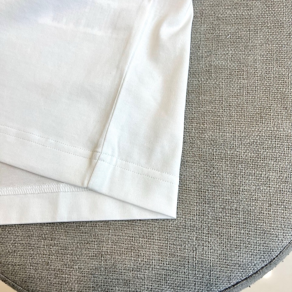 Bur巴宝莉、2026春夏男士圆领短袖T恤，将品牌标志性格纹元素精致融入日常设计。款式采用经典合身剪裁，