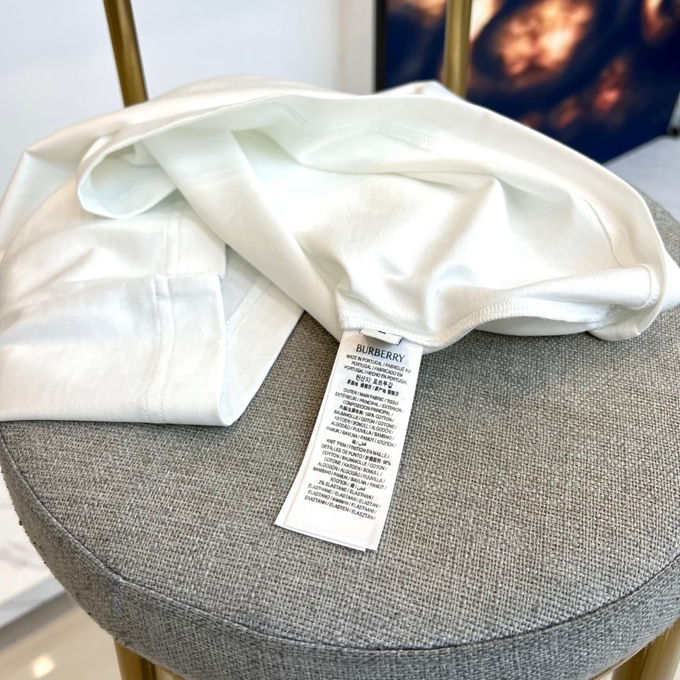 Bur巴宝莉、2026春夏男士圆领短袖T恤，将品牌标志性格纹元素精致融入日常设计。款式采用经典合身剪裁，