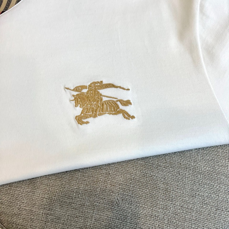 Bur巴宝莉、2026春夏男士圆领短袖T恤，将品牌标志性格纹元素精致融入日常设计。款式采用经典合身剪裁，