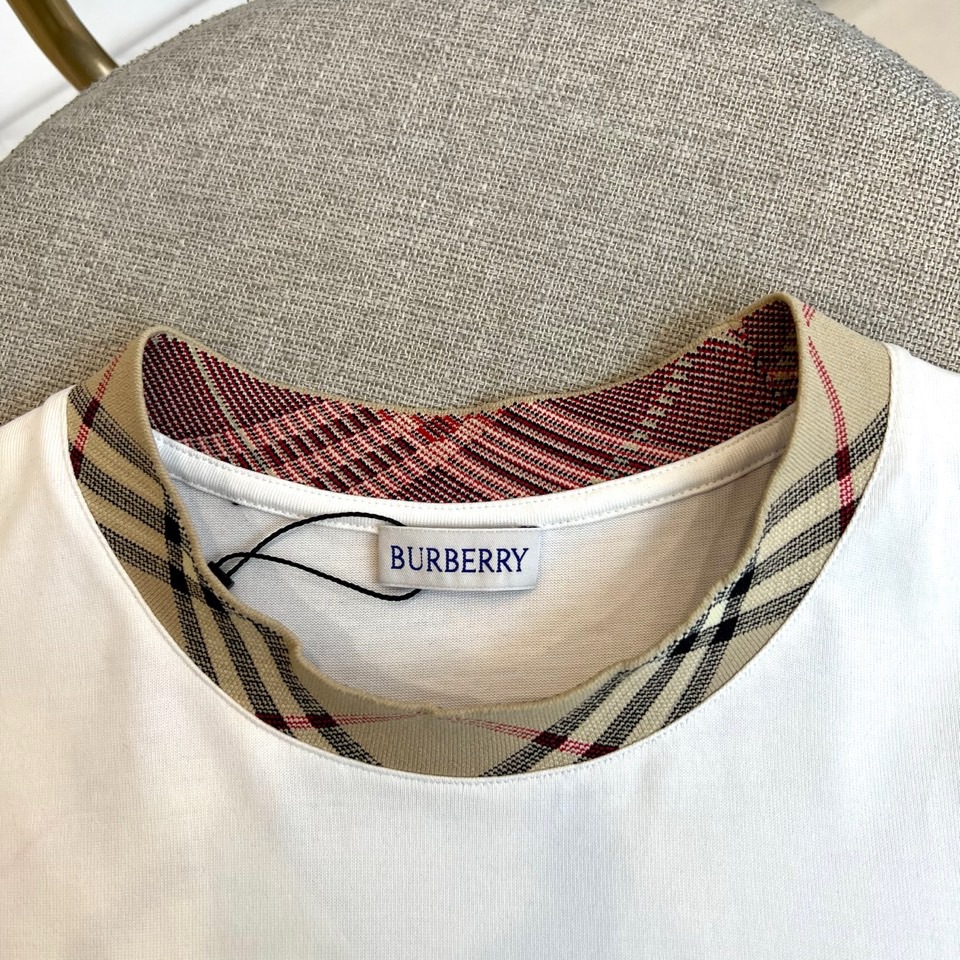 Bur巴宝莉、2026春夏男士圆领短袖T恤，将品牌标志性格纹元素精致融入日常设计。款式采用经典合身剪裁，