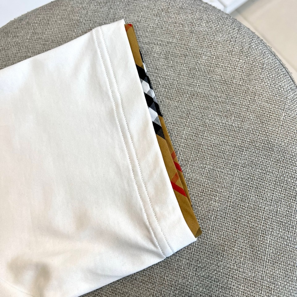 Bur巴宝莉、2026春夏男士圆领短袖T恤，将品牌标志性格纹元素精致融入日常设计。款式采用经典合身剪裁，