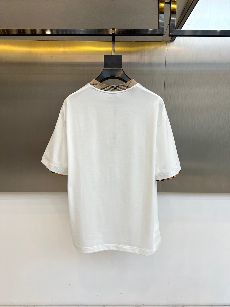Bur巴宝莉、2026春夏男士圆领短袖T恤，将品牌标志性格纹元素精致融入日常设计。款式采用经典合身剪裁，