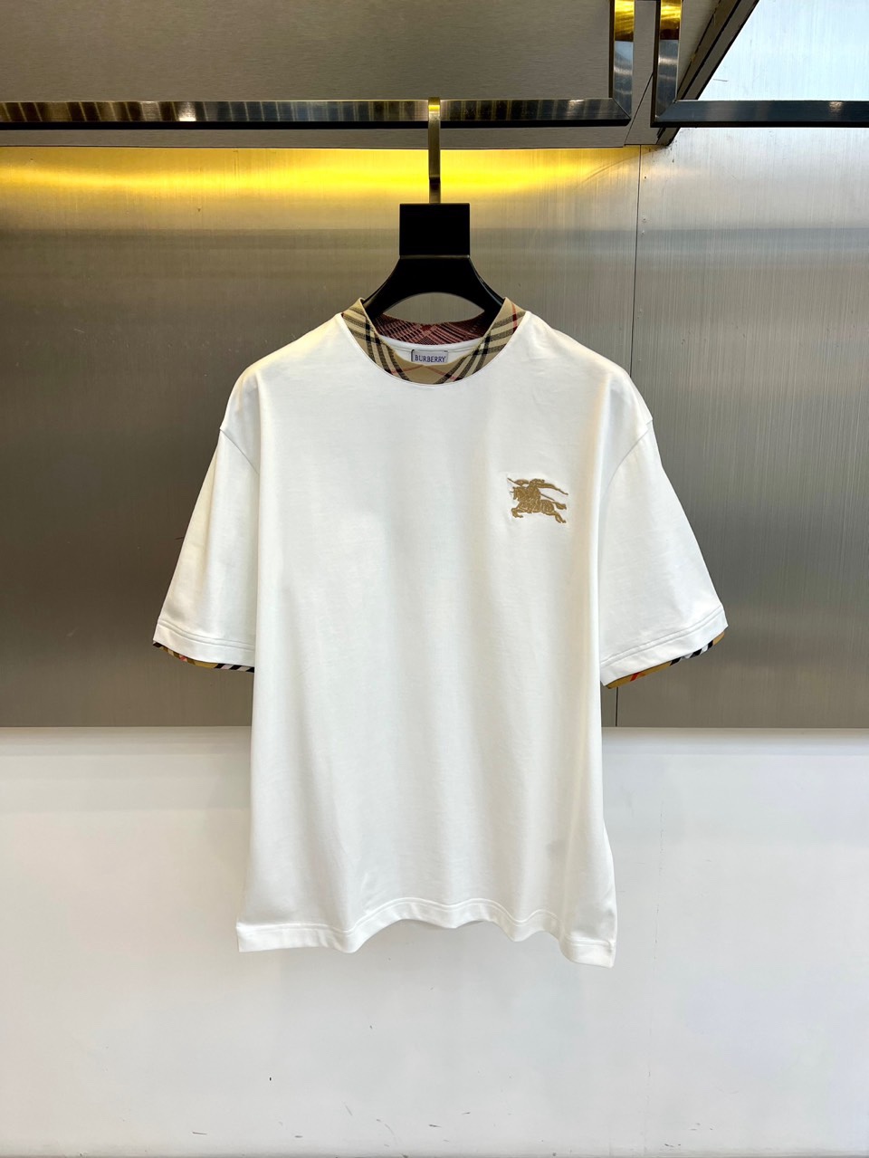 Bur巴宝莉、2026春夏男士圆领短袖T恤，将品牌标志性格纹元素精致融入日常设计。款式采用经典合身剪裁，