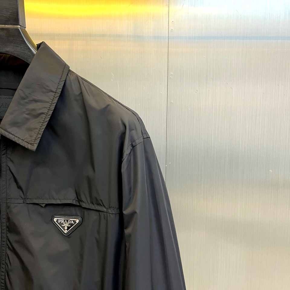 Prad普拉达、2026春夏男士夹克，以简约线条重塑都市机能美学。款式采用经典翻领与顺滑拉链开合，线条利