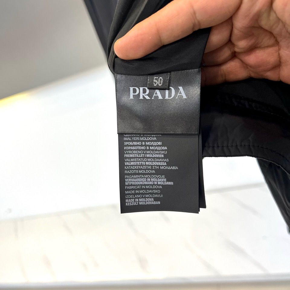 Prad普拉达、2026春夏男士夹克，以简约线条重塑都市机能美学。款式采用经典翻领与顺滑拉链开合，线条利