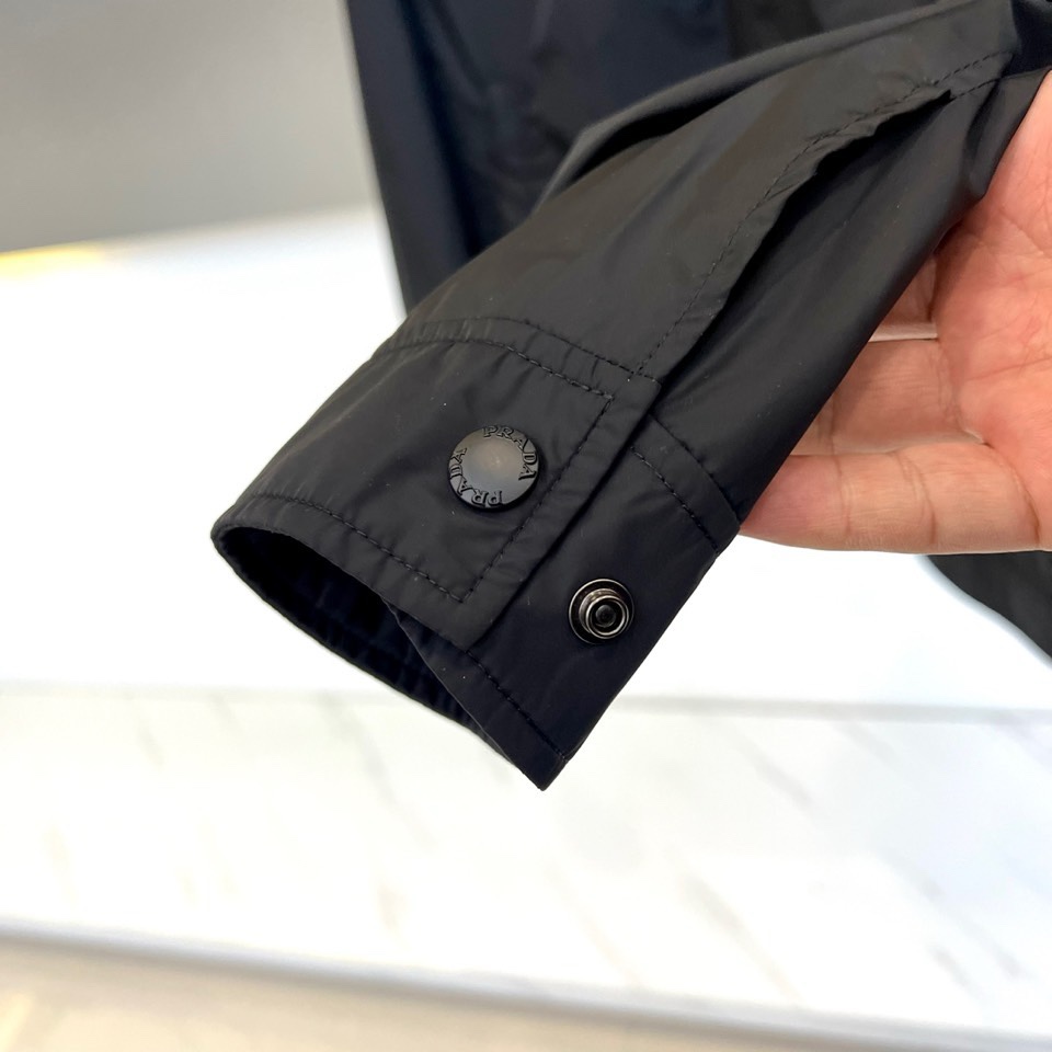 Prad普拉达、2026春夏男士夹克，以简约线条重塑都市机能美学。款式采用经典翻领与顺滑拉链开合，线条利