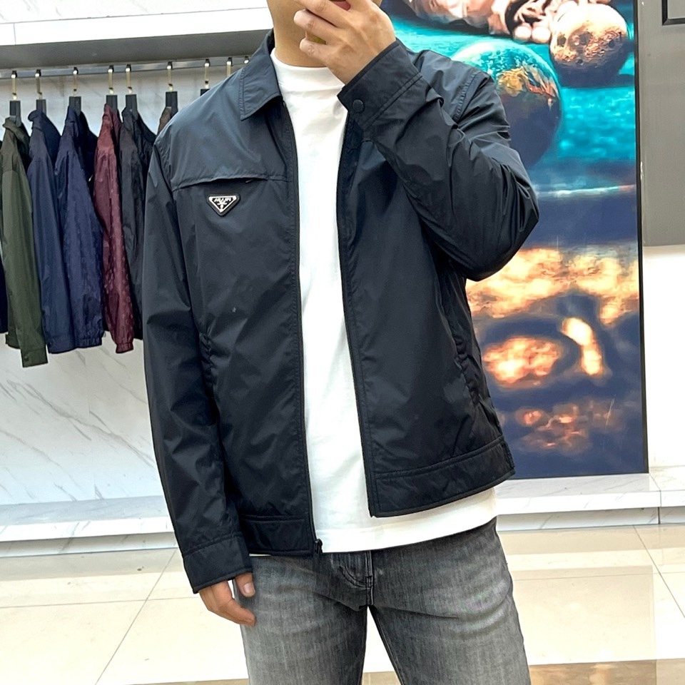 Prad普拉达、2026春夏男士夹克，以简约线条重塑都市机能美学。款式采用经典翻领与顺滑拉链开合，线条利