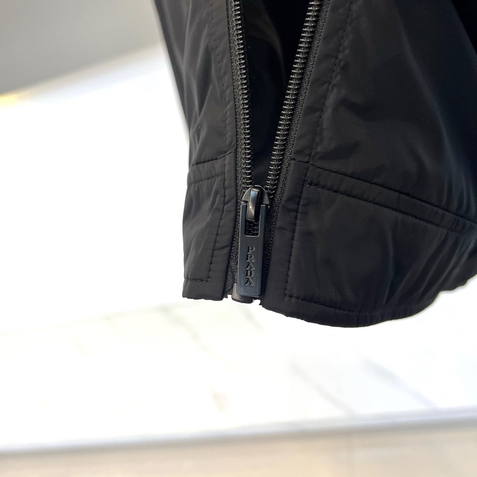 Prad普拉达、2026春夏男士夹克，以简约线条重塑都市机能美学。款式采用经典翻领与顺滑拉链开合，线条利