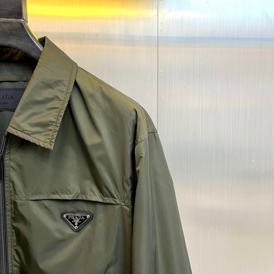 Prad普拉达、2026春夏男士夹克，以简约线条重塑都市机能美学。款式采用经典翻领与顺滑拉链开合，线条利