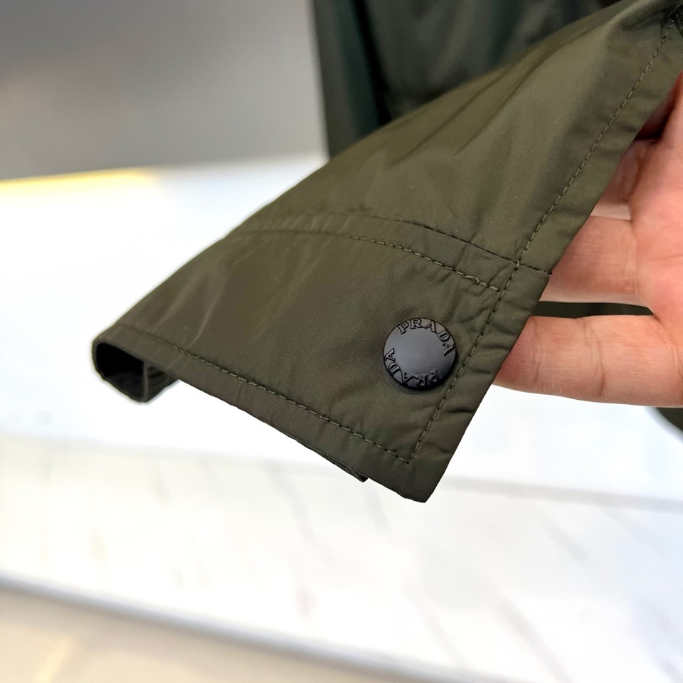 Prad普拉达、2026春夏男士夹克，以简约线条重塑都市机能美学。款式采用经典翻领与顺滑拉链开合，线条利