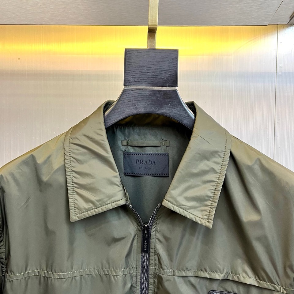 Prad普拉达、2026春夏男士夹克，以简约线条重塑都市机能美学。款式采用经典翻领与顺滑拉链开合，线条利