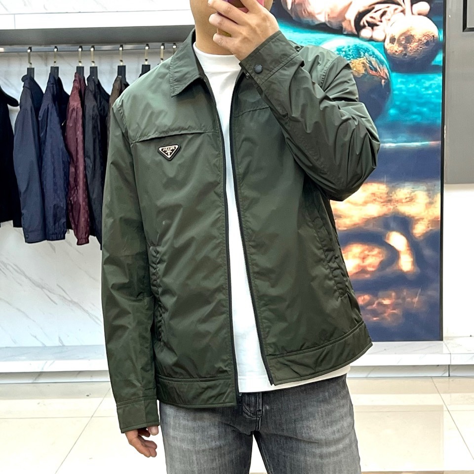 Prad普拉达、2026春夏男士夹克，以简约线条重塑都市机能美学。款式采用经典翻领与顺滑拉链开合，线条利