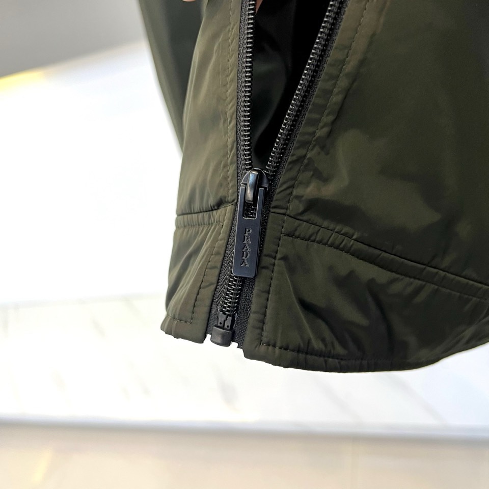 Prad普拉达、2026春夏男士夹克，以简约线条重塑都市机能美学。款式采用经典翻领与顺滑拉链开合，线条利