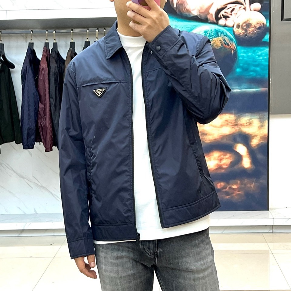 Prad普拉达、2026春夏男士夹克，以简约线条重塑都市机能美学。款式采用经典翻领与顺滑拉链开合，线条利
