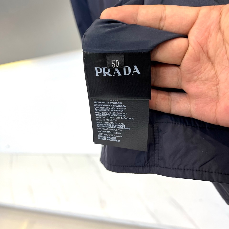 Prad普拉达、2026春夏男士夹克，以简约线条重塑都市机能美学。款式采用经典翻领与顺滑拉链开合，线条利