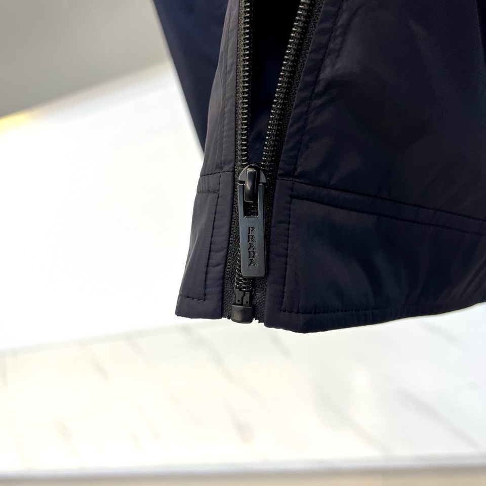 Prad普拉达、2026春夏男士夹克，以简约线条重塑都市机能美学。款式采用经典翻领与顺滑拉链开合，线条利