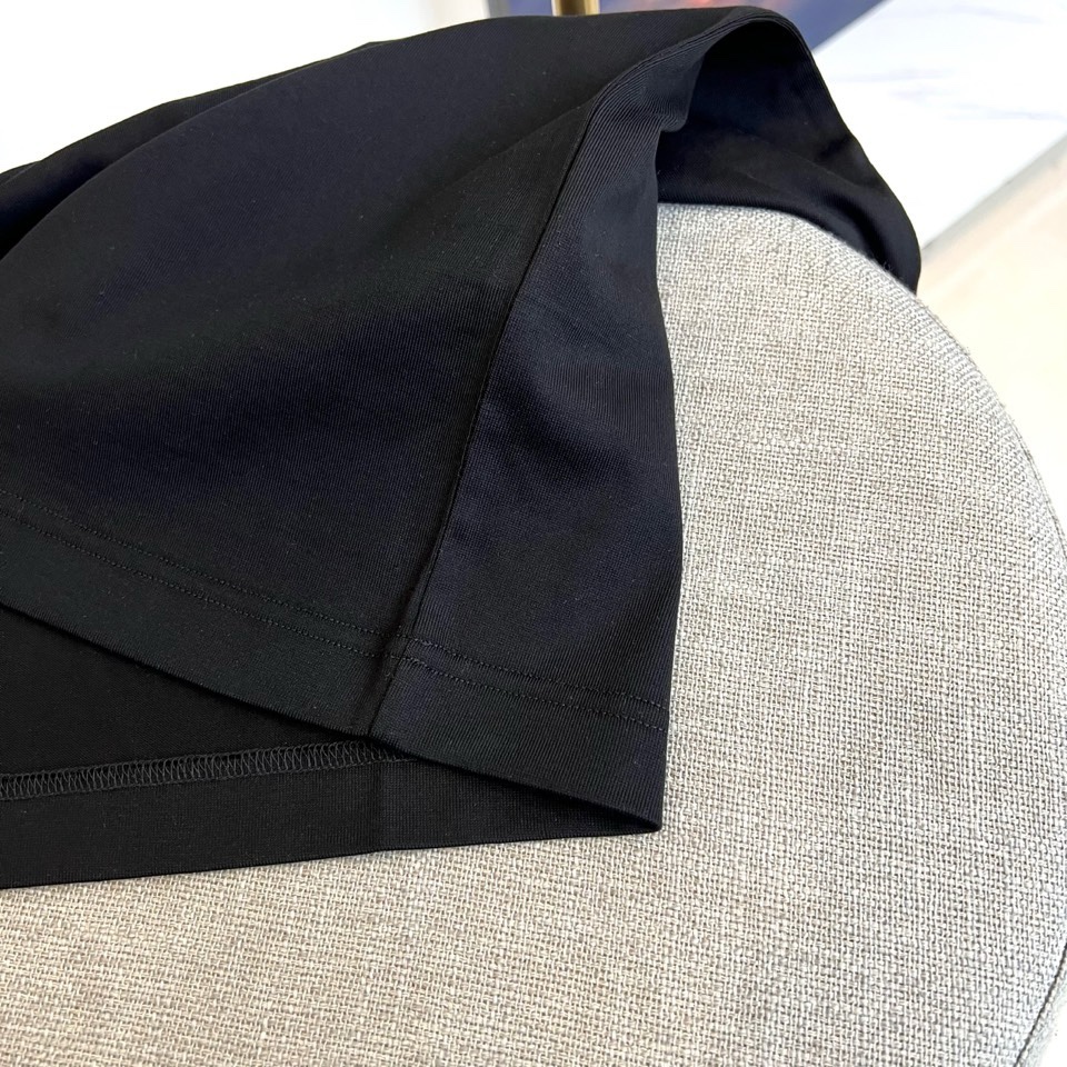 Mon蒙口、2026春夏T恤，以经典圆领短袖廓形展现纯粹休闲感。设计焦点在于衣身正面的品牌标志性图案，由