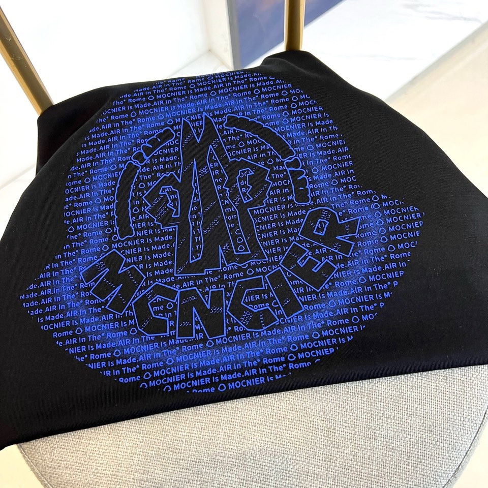 Mon蒙口、2026春夏T恤，以经典圆领短袖廓形展现纯粹休闲感。设计焦点在于衣身正面的品牌标志性图案，由