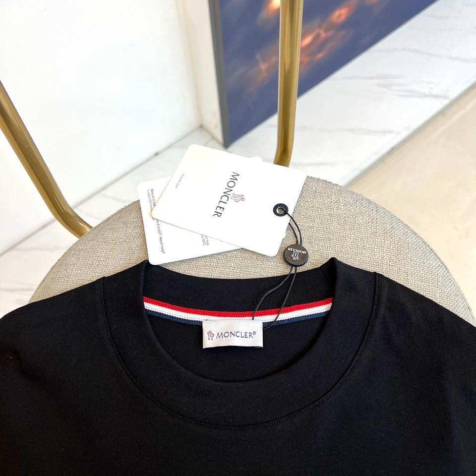 Mon蒙口、2026春夏T恤，以经典圆领短袖廓形展现纯粹休闲感。设计焦点在于衣身正面的品牌标志性图案，由