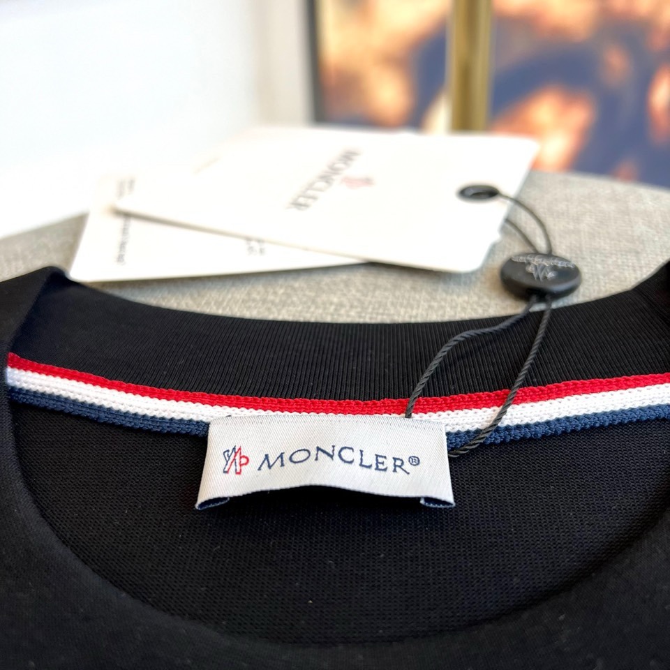 Mon蒙口、2026春夏T恤，以经典圆领短袖廓形展现纯粹休闲感。设计焦点在于衣身正面的品牌标志性图案，由