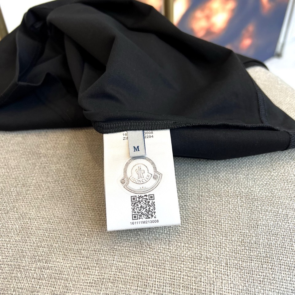 Mon蒙口、2026春夏T恤，以经典圆领短袖廓形展现纯粹休闲感。设计焦点在于衣身正面的品牌标志性图案，由