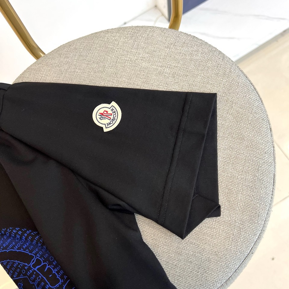 Mon蒙口、2026春夏T恤，以经典圆领短袖廓形展现纯粹休闲感。设计焦点在于衣身正面的品牌标志性图案，由