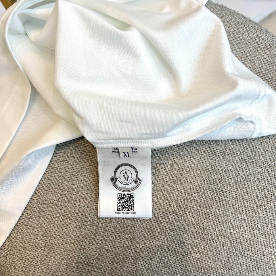 Mon蒙口、2026春夏T恤，以经典圆领短袖廓形展现纯粹休闲感。设计焦点在于衣身正面的品牌标志性图案，由