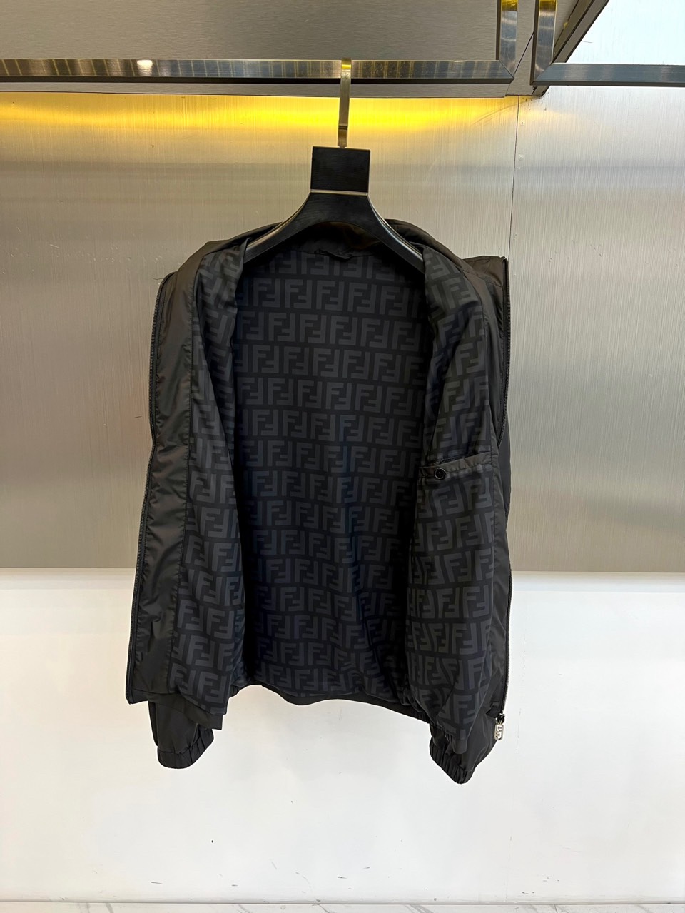 Fend芬迪、2026春夏新品外套，以利落立领与拉链开合设计，诠释现代都市的摩登型格。剪裁精准贴合身形，