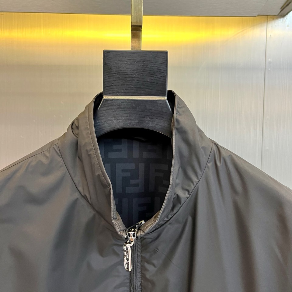 Fend芬迪、2026春夏新品外套，以利落立领与拉链开合设计，诠释现代都市的摩登型格。剪裁精准贴合身形，