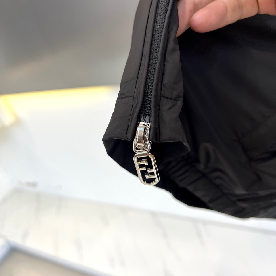 Fend芬迪、2026春夏新品外套，以利落立领与拉链开合设计，诠释现代都市的摩登型格。剪裁精准贴合身形，