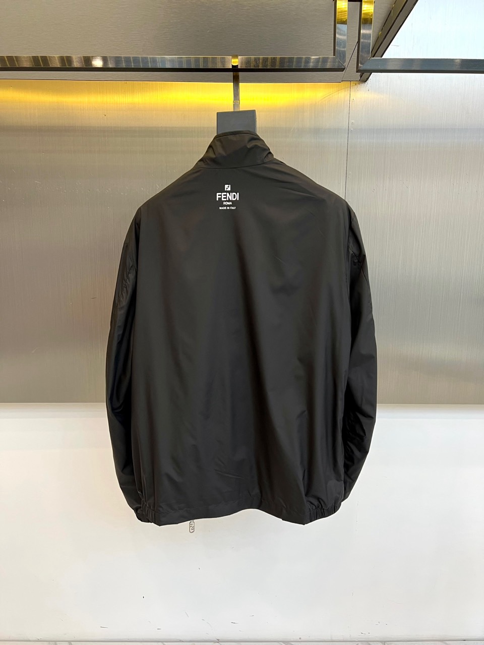 Fend芬迪、2026春夏新品外套，以利落立领与拉链开合设计，诠释现代都市的摩登型格。剪裁精准贴合身形，